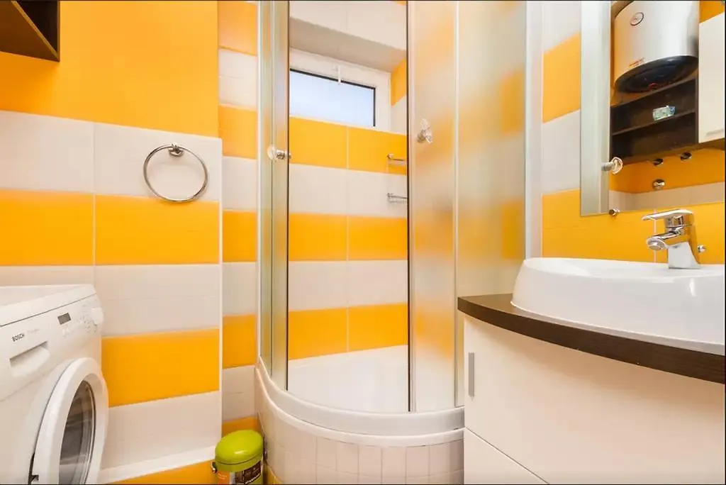 Apartment Put Meja Split