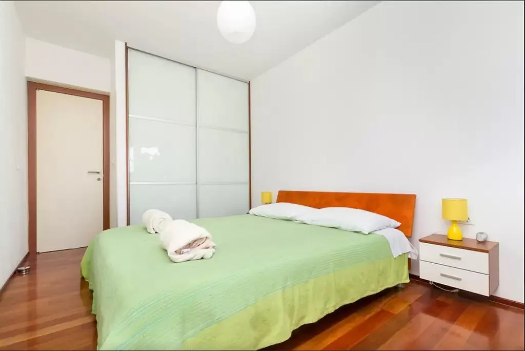 Apartment Put Meja Split