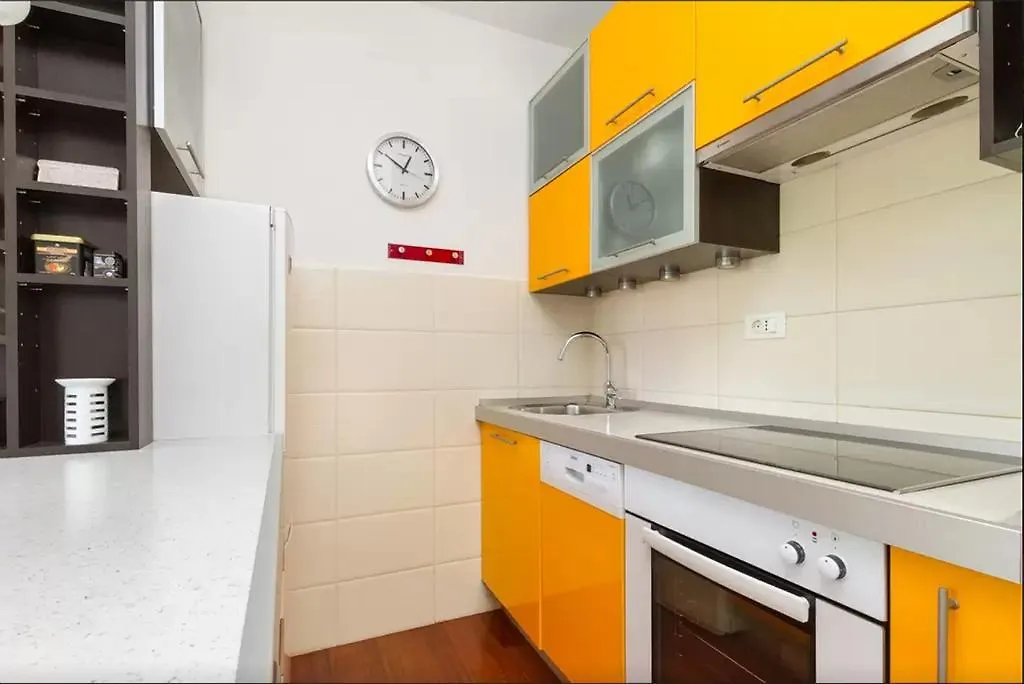 Apartment Put Meja Split