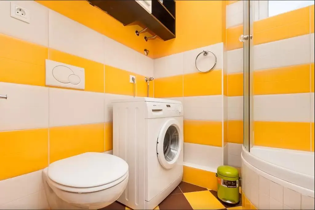 Apartment Put Meja Split