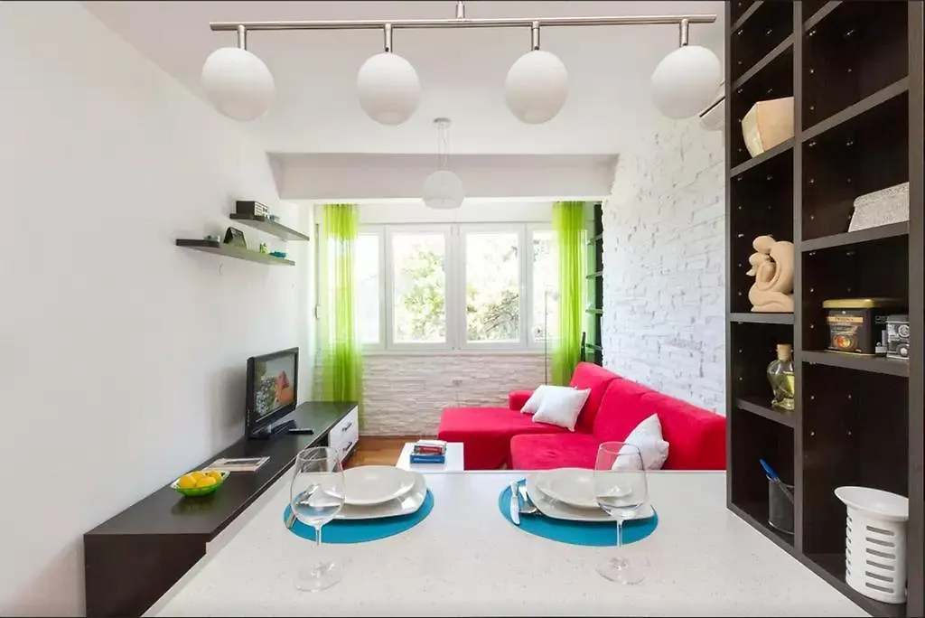 Apartment Put Meja Split