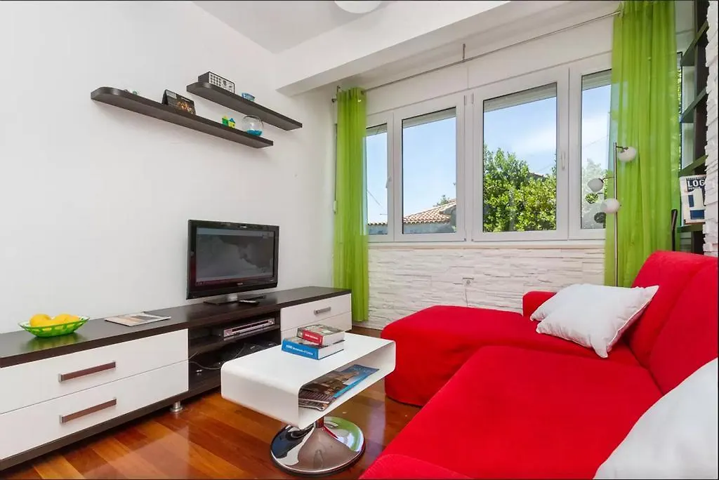 Apartment Put Meja Split