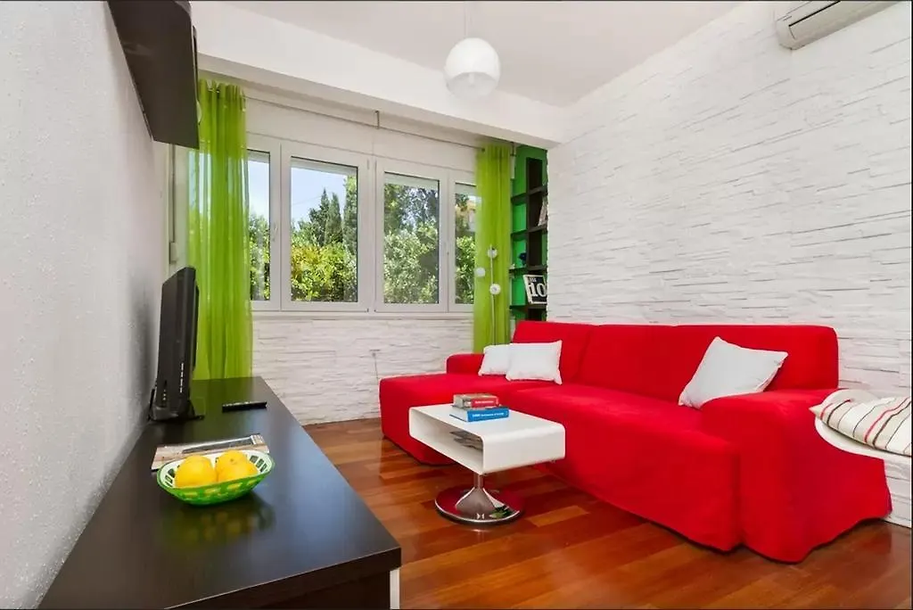 Apartment Put Meja Split